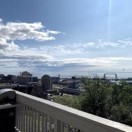 Lake & Lift Bridge Views, Top Floor, Large Deck，位于德卢斯的酒店