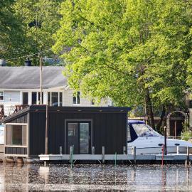 Floating Tiny Home #1，位于Vermilion的酒店