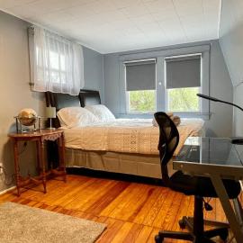 3 bdrm Niagara Falls Home Air Conditioning Hot Tub Parking，位于尼亚加拉瀑布的酒店