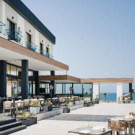 Shayna Beach Club,位于凯里尼亚的酒店