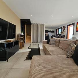 4 chambres - 200m2 - Parking - Jardin，位于伊格涅的酒店