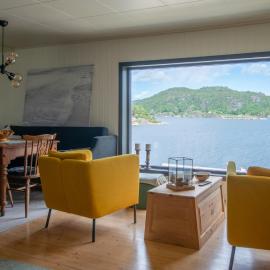 Sea View And Idyll In Charming Island Cabin，位于Brevik的酒店