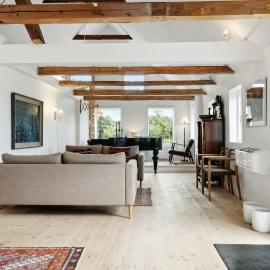 Renovated Estate With Private Beach，位于Roslev的酒店