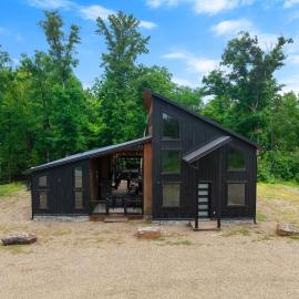 Bearly Creekin'-creekside luxury cabin，位于斯蒂芬斯穴窟的酒店