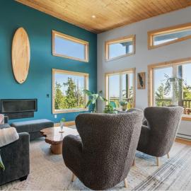Panoramic Rainforest & Ocean Views, Fire Pit & EV Plug in Ucluelet，位于尤克卢利特的酒店