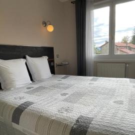 Logis Hotel Au Rendez-vous des Chasseurs，位于Noirétable的酒店