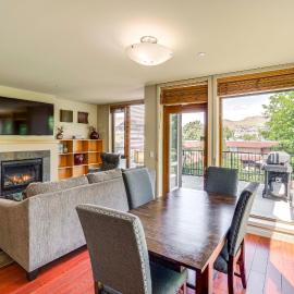 Steps to Lake Chelan: Condo w/ Resort Amenities!，位于奇兰的酒店