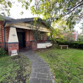 Spacious Private Room in Mckinnon 3 min to Train Station, Cafes and close to Monash Uni，位于墨尔本的酒店
