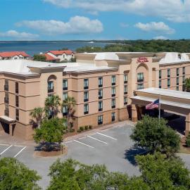 Hampton Inn & Suites Pensacola/Gulf Breeze，位于微风湾的酒店