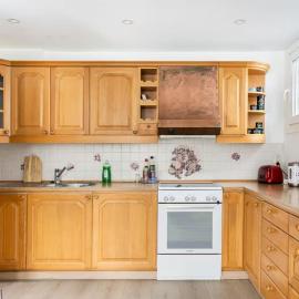 Bright family home，位于阿斯克尔的酒店