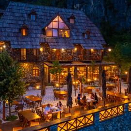 Hotel Restaurant Alpet Theth，位于泰斯的酒店