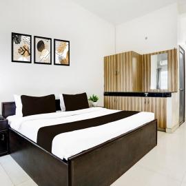 Hotel Shivam Grand Inn,位于戈勒克布尔的酒店