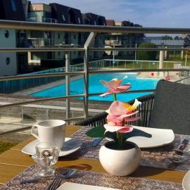 Apartment Sea heated Pool with Parking - Promenade Cannes Bredene，位于布列登的酒店
