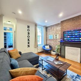 Large Home - Great Location - 15 Minutes to NYC - Sleeps 6 comfortably，位于霍博肯的酒店