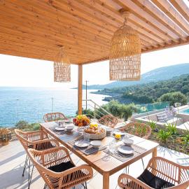 Lefkira Seafront Villa，位于Évyiros的酒店