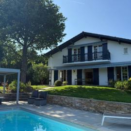 Villa Basque climatisée et piscine chauffée, jardin verdoyant，位于阿尔伯尼的酒店