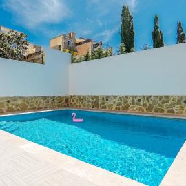 Maisonette with communal Pool in Qala，位于加拉的酒店