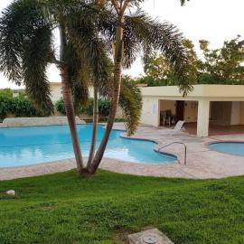 Gated Complex with Pool Balcony Near Attractions，位于Pole Ojea的酒店
