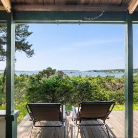 Stunning Water Views Sleeps 14，位于韦尔弗利特的酒店