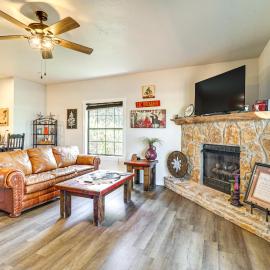 1 Mi to Lake: Pet-Friendly Cabin in Strawn，位于Strawn的酒店
