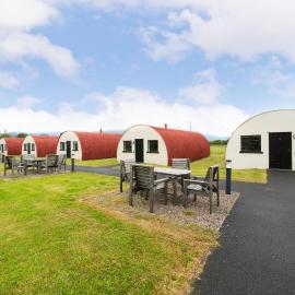 Cultybraggan Hut 38 - Accessible，位于科姆里的酒店