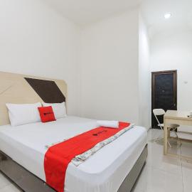 RedDoorz at Jatiwaringin near Exit Toll Pondok Gede,位于Pangkalan的酒店