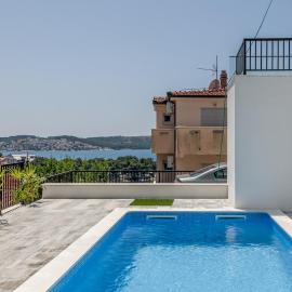 Luxury apart, beach, swimming pool, Okrug, Trogir，位于特罗吉尔的酒店