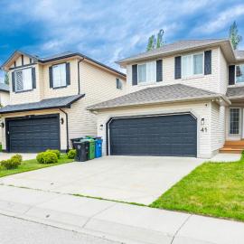 Valley Villa Spacious 5BD Getaway! Sleep 12, 1hr to Banff, 40 Mins Canmore, 5 mins to WinSport & Olympic park，位于卡尔加里的酒店