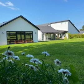Father Peyton Centre, Ballina,位于Attymass的酒店
