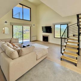 Kaia Faqra Duplex 3BR w Balcony，位于Afqā的酒店