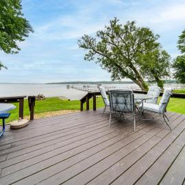 Waterfront Chautauqua Lake Home w/ Deck & Grill!，位于詹姆斯敦的酒店
