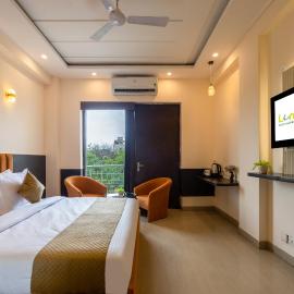 Limewood stay premier golf course road -sector 42,位于古尔冈的酒店