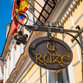 Hotel U Růže，位于斯拉沃尼采的酒店