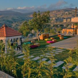 The Skyloft Tarchich - Panoramic Retreat with Pool，位于Aswāq aş Şafşāf的酒店