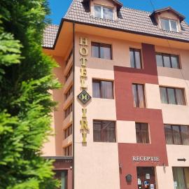 Hotel Iri，位于布什泰尼的酒店