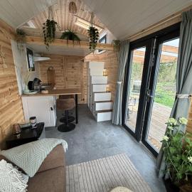 Tiny forest lodge with direct access to forest and nature，位于安卢的酒店