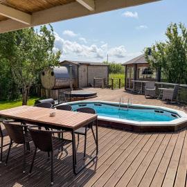 Seaside Retreat with Hot tub,Sauna, Pool & BBQ，位于Lao的酒店