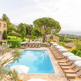 Mas des Herbes Blanches Hôtel & Spa – Relais & Châteaux，位于茹卡的酒店