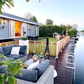 NEW - Waterhouse Linada on a lake near Amsterdam，位于芬克芬的酒店