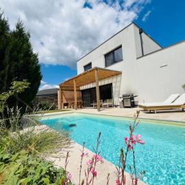 House in Pezinok with swimming pool, Bratislava，位于佩济诺克的酒店
