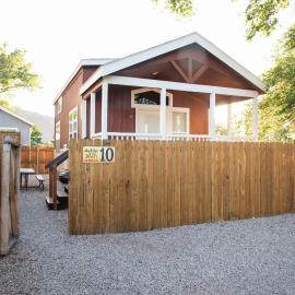 Red Rock Cabin #10，位于摩押的酒店