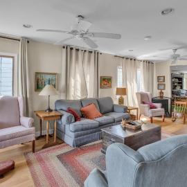 Home Port - Spacious Retreat in Prime Location home，位于戴维斯的酒店