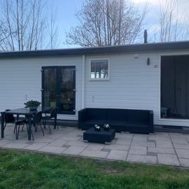 Landelijk gelegen chalet aan de Vecht vlakbij Amsterdam，位于Nigtevecht的酒店