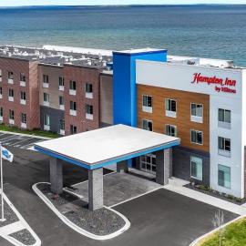 Hampton Inn St Ignace Lakefront Mackinac，位于Evergreen Shores的酒店