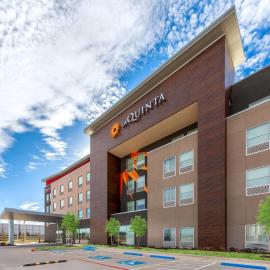 La Quinta Inn & Suites by Wyndham DeSoto，位于迪索托的酒店
