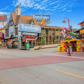 Travelodge by Wyndham Niagara Falls At the Falls，位于尼亚加拉瀑布的酒店