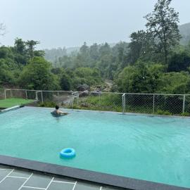 Saraiville- A Boutique Riverside Resort，位于德拉敦的酒店