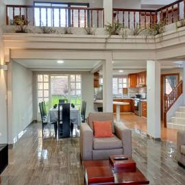 Casa amplia con espacio verde，位于昆卡的酒店