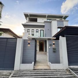 Halika Villa & Capitolo events place near BGC,位于马尼拉的酒店