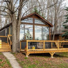 Lake Muskoka 2-bedroom Cottage - Pier 100 #50，位于卡灵港的酒店